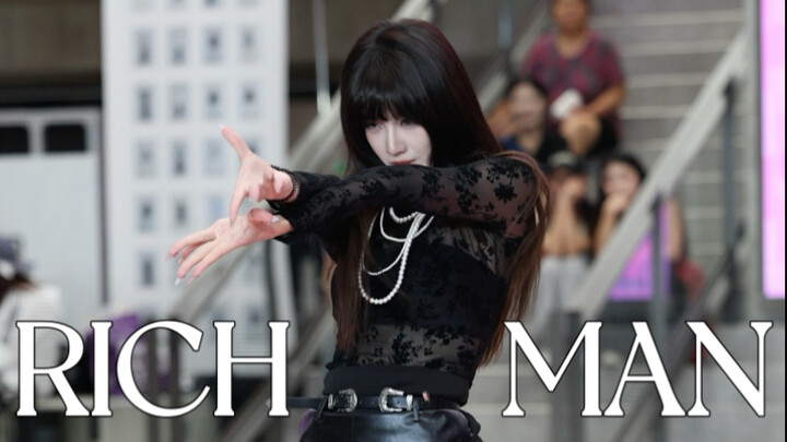 إعادة إنتاج إطلالة نينينغ على مسرح الأغاني بتفاصيل فائقة الثراء!