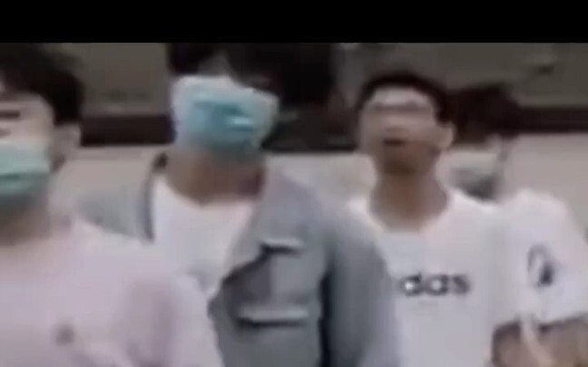 Haha, the song bearers lead the way up front while the dance bearers slack off in the back.