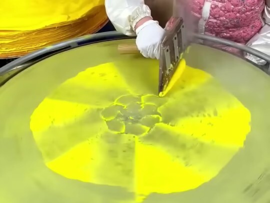 Making pancakes can be this smooth—so soothing to watch, and the result is perfect!