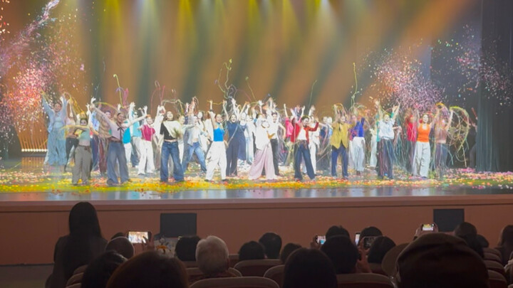 النسخة الكاملة من لحظة الختام في حفل تخرّج دفعة 2022 بقسم الرقص بجامعة شنتشن: رقصة “zoo” | ما يتوهّج