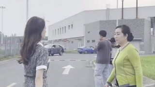 大妈：小伙子玩的挺花啊！