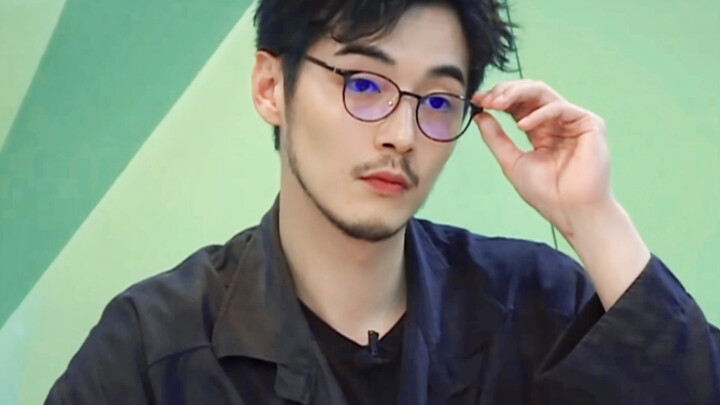 ใครจะปฏิเสธผู้ชายวัยกลางคนอายุ 189 ที่ขี่สกูตเตอร์กลับบ้านหลังเลิกงานได้ล่ะ!