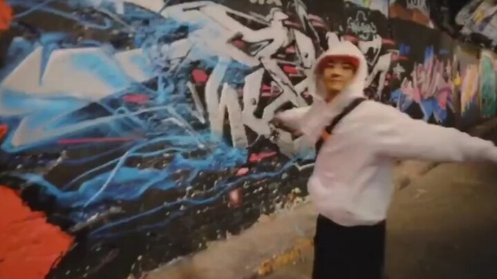 【وانغ جيا إر】 جيا الرائع والعفوي الذي يتحرك بخفة (هذا الجزء من المشي جميل جدًا)