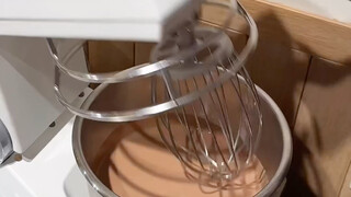 Bánh rán kem sô-cô-la giá 550 yên một cái tại Tokyo, Nhật Bản