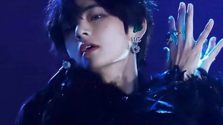 فتاة يونانية مجنونة وجميلة