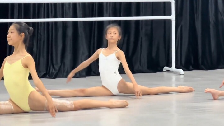 นักเรียนเต้นรำและนักสอบศิลปะ