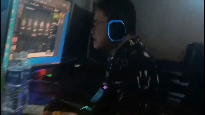 Morning study at the internet café!!! Protecting my parents!!!