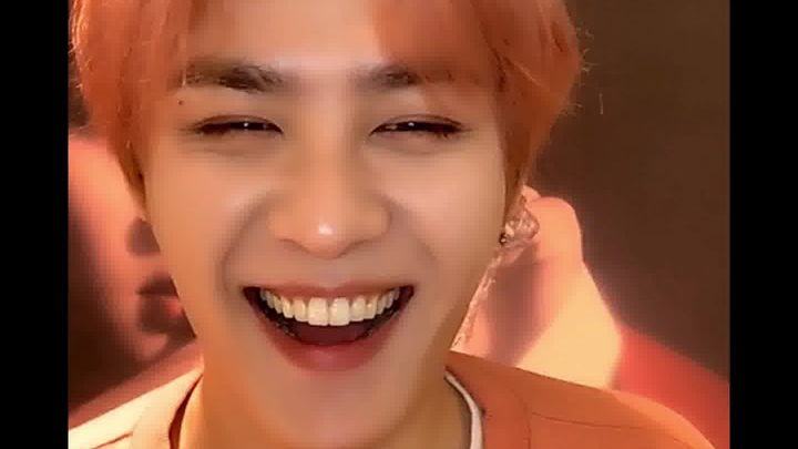 【Qian Kun】لقد استخدمت "سبعة ثمانيات في الضباب" لتحدي نفسي على كبت ضحكاتي أثناء توقيع الكتاب.