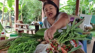 กินยำตีนไก่ส้มตำขนมจีนกับครอบครัวแซ่บเวอร์