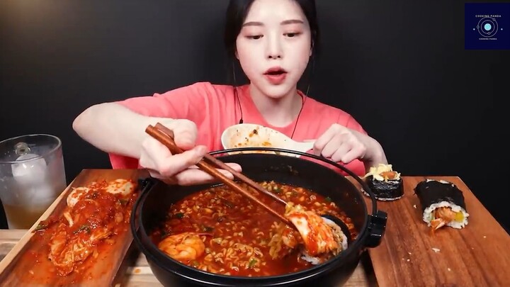 cô gái xinh đẹp bên bàn ăn 1 #cookingpanda