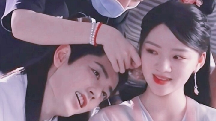 “Tóc của anh ấy mấy lần đều vướng sang phía cô ấy rồi đấy!”