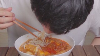 The handsome guy was suspected of faking eating, so he angrily ate a pack to prove it!