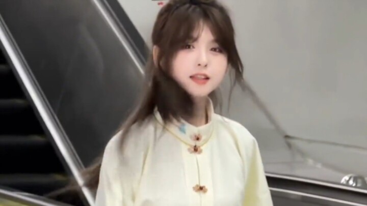 Đâu có bằng bộ chiến bào màu vàng, dòng chảy Hoa ngữ mãi không lỗi thời!