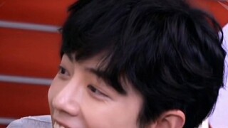 [Bo Jun Yi Xiao] พี่เซียว คุณทำสิ่งนี้โดยตั้งใจหรือเปล่า? เขาเริ่มเคี้ยวกำปั้น แล้วคุณเริ่มจิ้มไขมัน