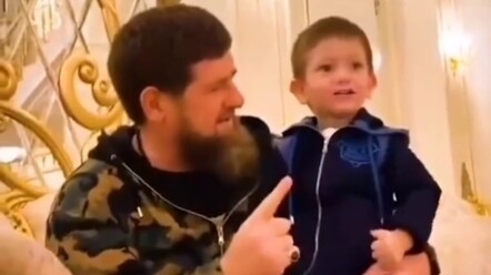 Ketika pria tangguh Chechnya, Kadyrov, tidak membawa senjata, ia juga mengurus anak-anak dan merawat