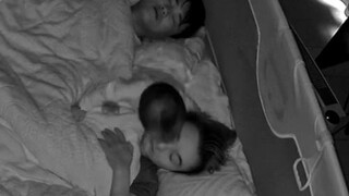 宝宝深夜里翻山越岭只为亲妈妈，这也幸福了吧！