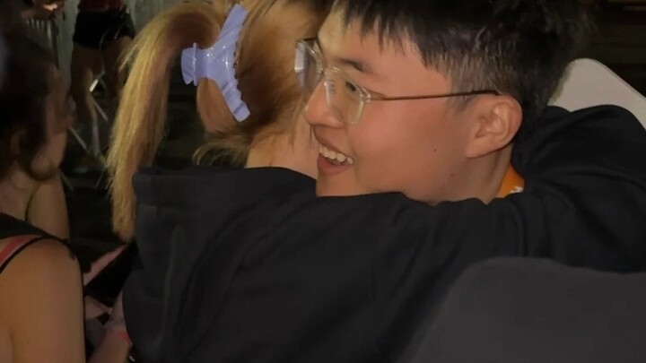 [Uzi] Paris Live: Only winners dare to tackle the toughest challenges! Tingting hugs Uzi tightly: Ji