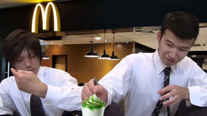 Hai người bối rối không biết phải làm sao khi thưởng thức món mới Cà Gai Leo New Land của Golden Arc