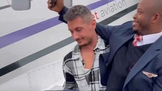 Seeing others showing off their luxury car keys, the guy found that he could also take pictures of t