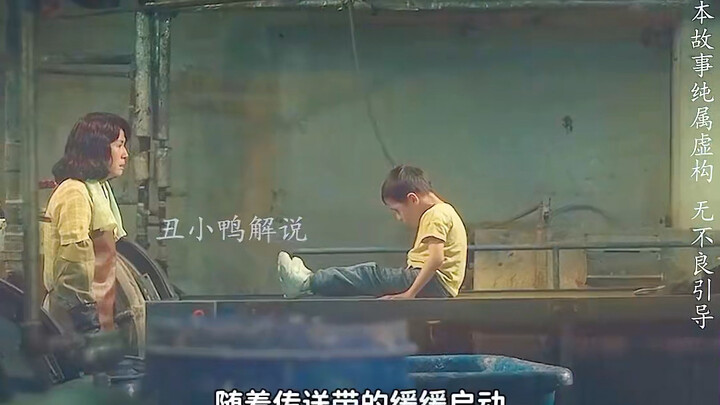 这个母亲将儿子强制放在粉碎机上，这也太残忍了