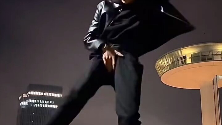 Finally I saw an imitator with a body very close to Michael Jackson! Such long legs!