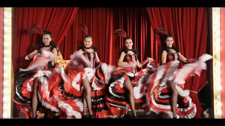 Đại học nữ Nga: Các cô gái đại học Nga – Múa bụng, đùi đen trong tất lưới, điểm nhấn nổi bật: váy cô