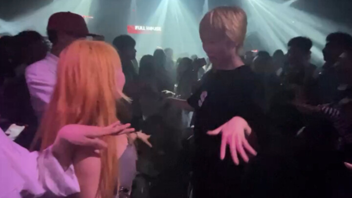 Saat orang kpop mendengar queencard di bar...