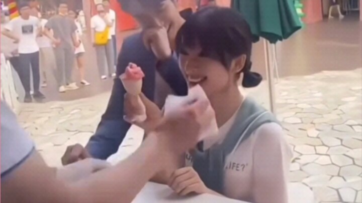 ไม่แปลกใจเลยว่าทำไมเซินเยว่ถึงเป็นสาวหวาน แค่ไปซื้อไอศกรีมตุรกีก็ยังน่ารักเหมือนแมวน้อยไปหมด