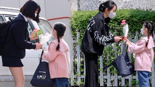 小女孩送花给路人并送上祝福，收到花后人们的反应是？
