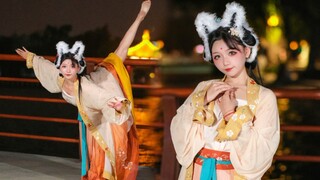 可爱软萌小兔子在怀里陪你吃月饼啦❤️千里邀月过中秋！【原创】