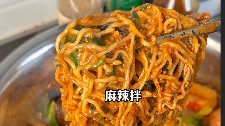 Mì trộn cay chỉ cần dùng những gia vị quen thuộc ở nhà là đã ngon hơn nhiều nhà hàng và đồ ăn mang đ