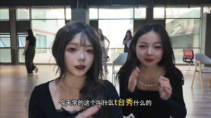 วีโลว์/กิจวัตรประจำวันของบล็อกเกอร์รุ่นหลังปี 2000 เรียนเต้นเล็กๆ แบบเฉียดๆ