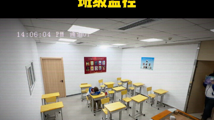 فتاة ماكرة في الصف تقول: