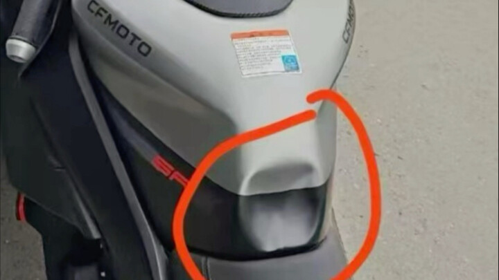 Bình xăng của chiếc Spring 450SR bị móp hẳn lên do va chạm trực tiếp, chủ xe nằm trên mặt đất đau đớ