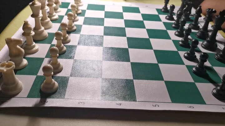 Just a straight forward chess game (Fighting an bot 'tectone' - rating is 600-750 elo)
