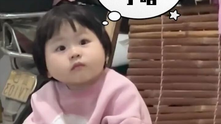 Em bé dễ thương: Lại chê chân ngắn, lại trêu “không có răng”!