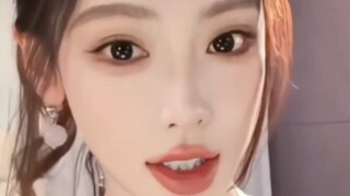 ها قد جاءت!! ردّت الإنترنتية الشهيرة التي شككت في سبب عدم طلاق هوانغ زي تاو، وقالت بلغة سريعة: "اسأل