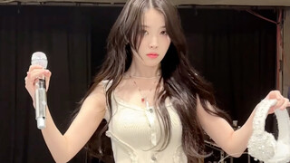 【IU】Cách lên sân khấu rất tự nhiên 🎤🎧