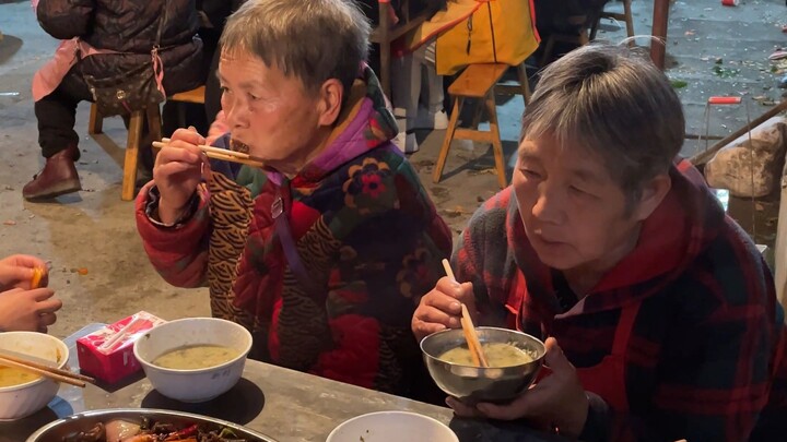 พี่น้องชาว Bilibili ทุกคน ฉันทำได้แล้ววว! วันนี้ฉันทำอาหารมื้อดึกเลี้ยงคน 1,200 คน แถมยังพาทุกคนไปชม