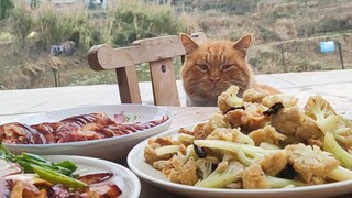 No matter what you're eating, you've got to save a spot for me, the kitty!