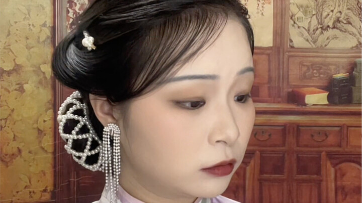 Saat kamu pergi ke rumah teman dekatmu di era Republik Tiongkok untuk merias wajah, tiba-tiba muncul