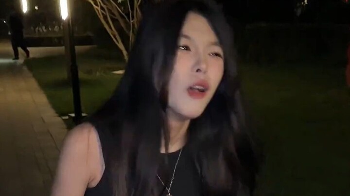 معلومة طريفة: أختي الصغيرة لا تستطيع المشي بالكعب العالي.