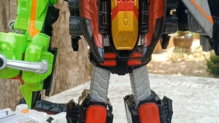 Robot lốc xoáy bọc thép sắt bất khả chiến bại DX Victory Lupinkaiser Cyclone Knight.