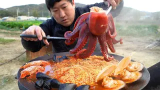 싱싱한 문어와 새우, 가리비에 홍합 가득! 문어 해물라면! (Spicy Octopus Seafood Ramen) 요리&먹방!! - Mukbang eating show