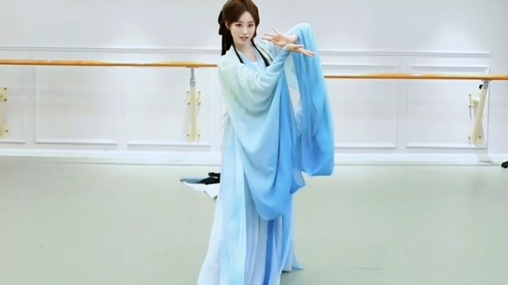 祝绪丹《乘风2025》初舞台《寄明月》扇子舞练习室版 好优美的古风身姿简直窈窕淑女!