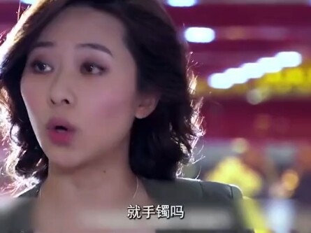 A woman vents her anger on the salesperson, angrily smashing a million-dollar jade bracelet. After l