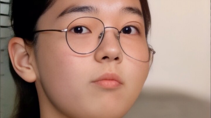对你做各种可爱表情的美少女先辈