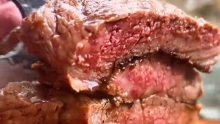 وجبة عظيمة من لحم واغيو بجانب الجدول، هذا ممتع للغاية!