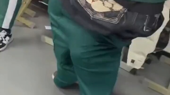 Hubungannya begitu akrab sampai-sampai benar-benar bisa pakai celana yang sama.