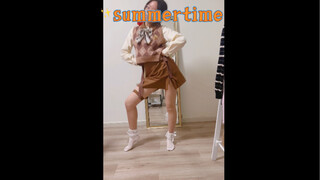นักเรียนมัธยมต้นสวมชุดฤดูใบไม้ร่วงในฤดูหนาวเต้นรำเพลง "Summertime"!